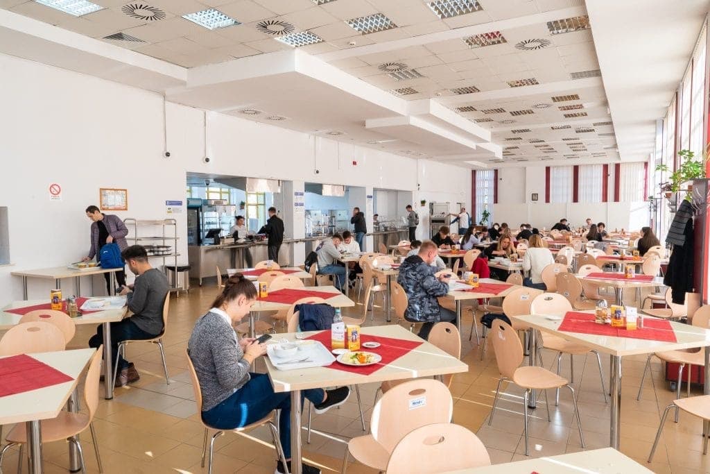 Studenții lucrează câteva ore pe zi în cantină pentru o bursă de 1.500 de lei și o masă caldă