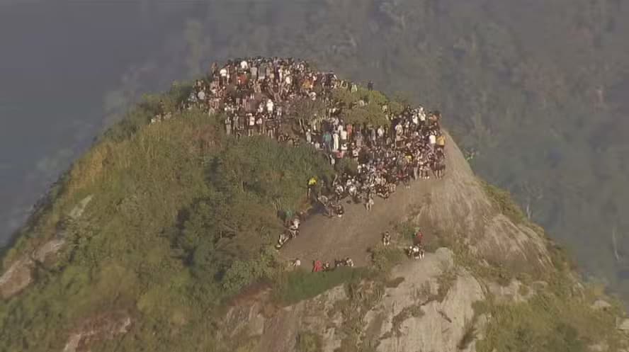 Moment de groază în Rio de Janeiro. 200 de turiști au rămas blocați pe munte după un schimb de focuri între poliție și traficanții de droguri