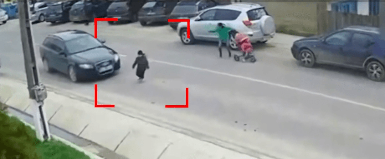 O studentă la Medicină şi un poliţist au salvat viața unui băiețel de 4 ani, lovit de o maşină în județul Bacău. Copilul nu mai avea semne vitale