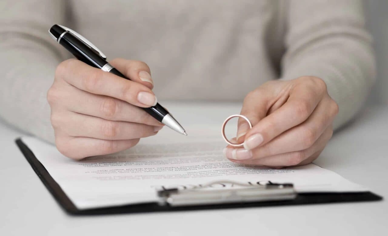Afacerist din Iași, lăsat falit chiar de soție. Bărbatul a ajuns pe drumuri după ce, la un divorț formal, a trecut toată averea pe numele femeii