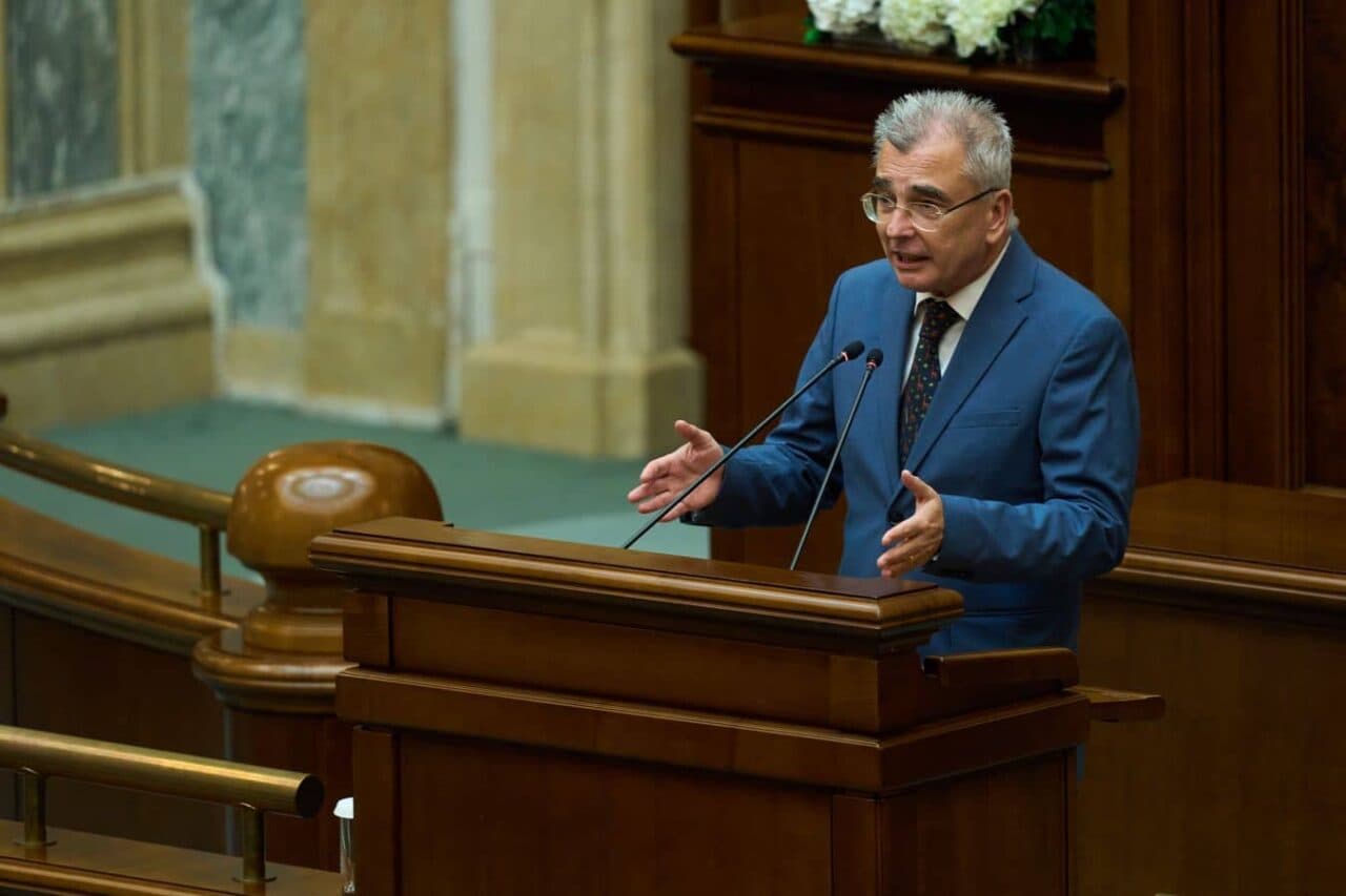 Petrișor Peiu (liderul senatorilor AUR): „Guvernul Bolojan trebuie să cadă pentru că are trei trimestre de scădere economică și pentru că a dus inflația la 10%, nu pentru că s-a certat Grindeanu cu Bolojan!”