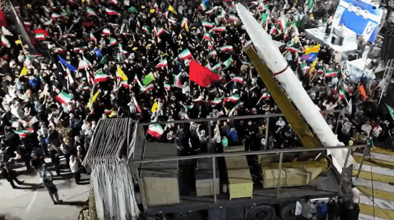 Iranul își etalează noile rachete balistice în fața cetățenilor săi. Mulțimi uriașe s-au adunat în marile orașe. Cum a fost dezvăluită Khorramshahr 4