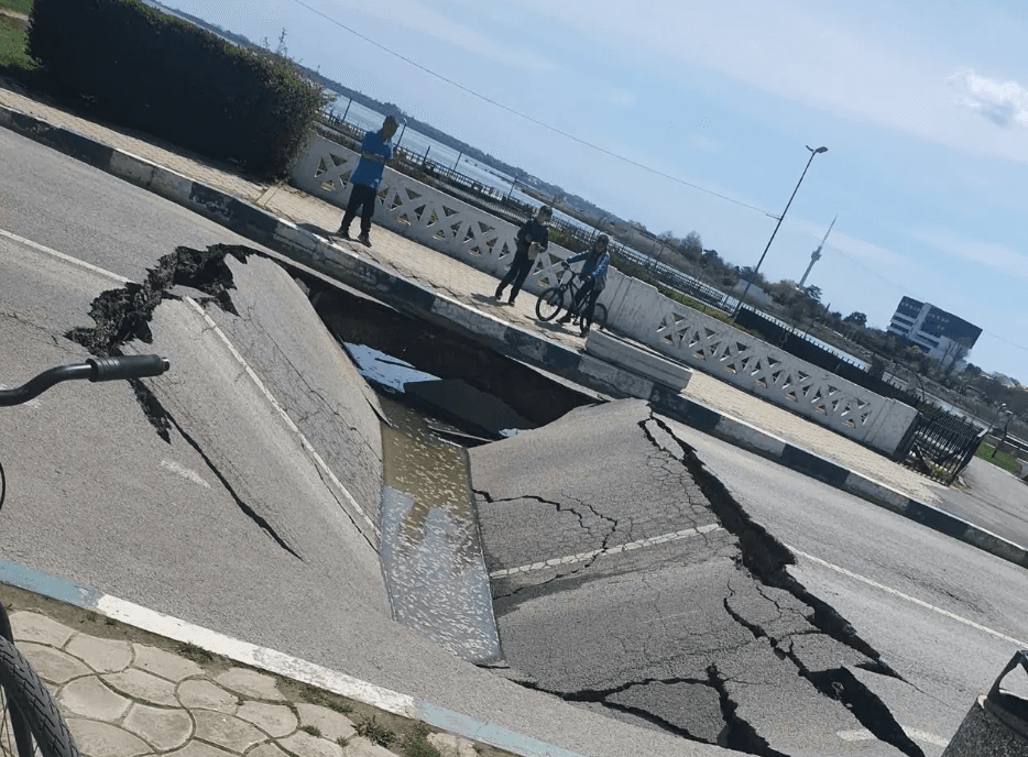 Imagini de groază din Techirghiol, unde șoseaua s-a rupt practic în două. Traficul este blocat și șoferii sunt siderați