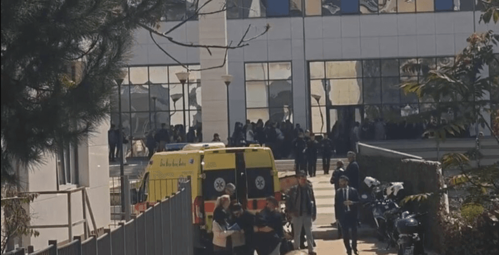 Atac armat la Atena. Un bărbat de 89 de ani a deschis focul în două locații diferite și a reușit să fugă de polițiști. Cel puțin 5 răniți