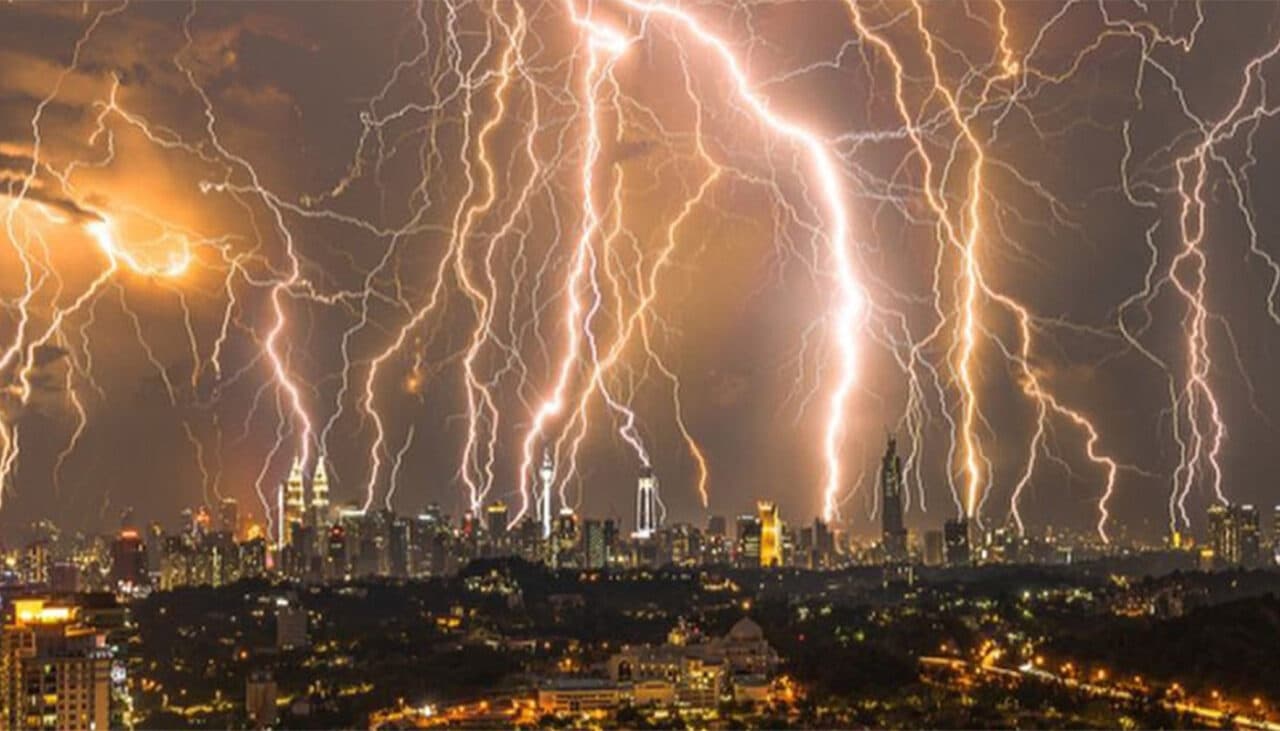 Meteorologii BBC Weather anunță 5 zile de furtuni electrice în București