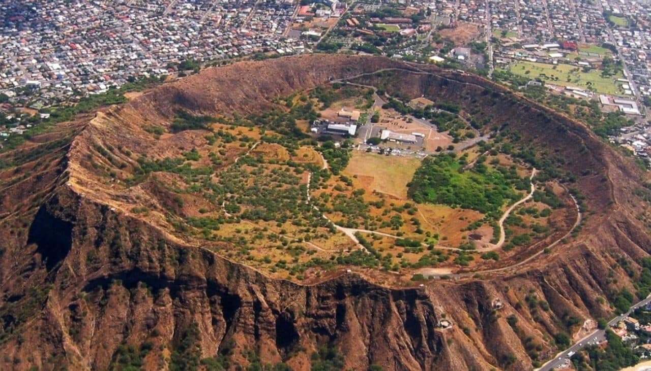 Singurul oraș din România construit în interiorul unui crater vulcanic. Are un lac care își schimbă culoarea în funcție de temperatură