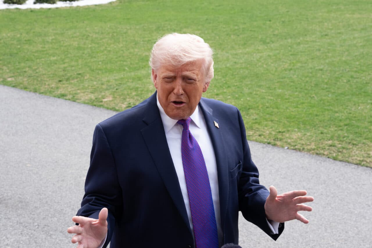 Trump neagă că SUA și Iran ar fi încetat negocierile și acuză presa liberală de „știri false”: „Discuțiile continuă”