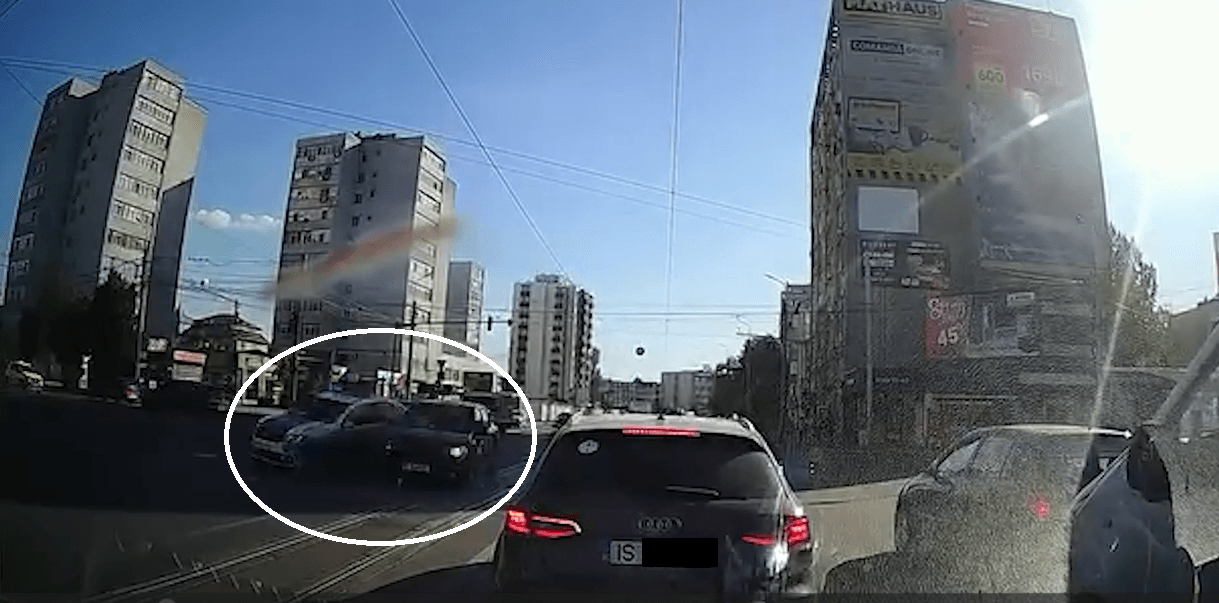 Mașină de poliție, lovită de un autoturism într-o intersecție din Iași. Impactul a fost surprins de o cameră de bord
