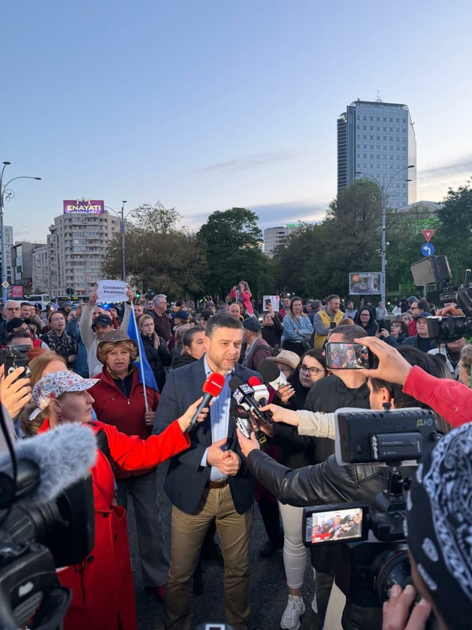 Ciprian Ciucu s-a alăturat manifestației din Piața Victoriei: „Vreau să le mulțumesc oamenilor că sunt alături de Ilie Bolojan”