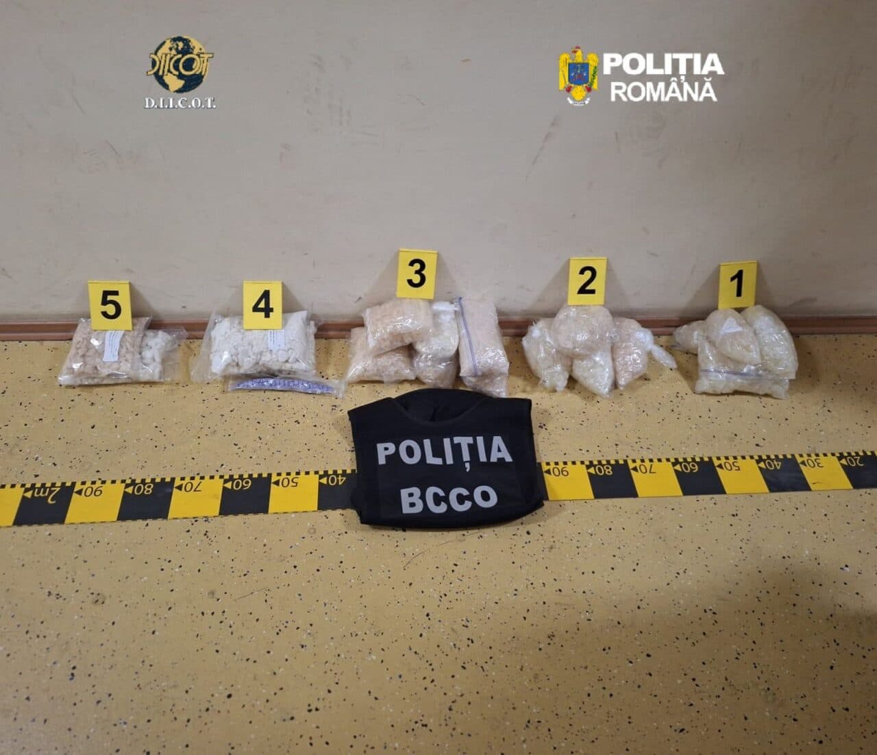 Familie din Brăila, între care un adolescent minor, reținută pentru trafic de droguri de mare risc. Aproape 10 kg de substanțe interzise, de vânzare