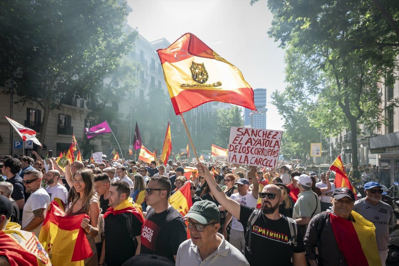 Protest masiv la Madrid. Spaniolii cer demisia premierului Sánchez pe fondul mai multor scandaluri de corupție