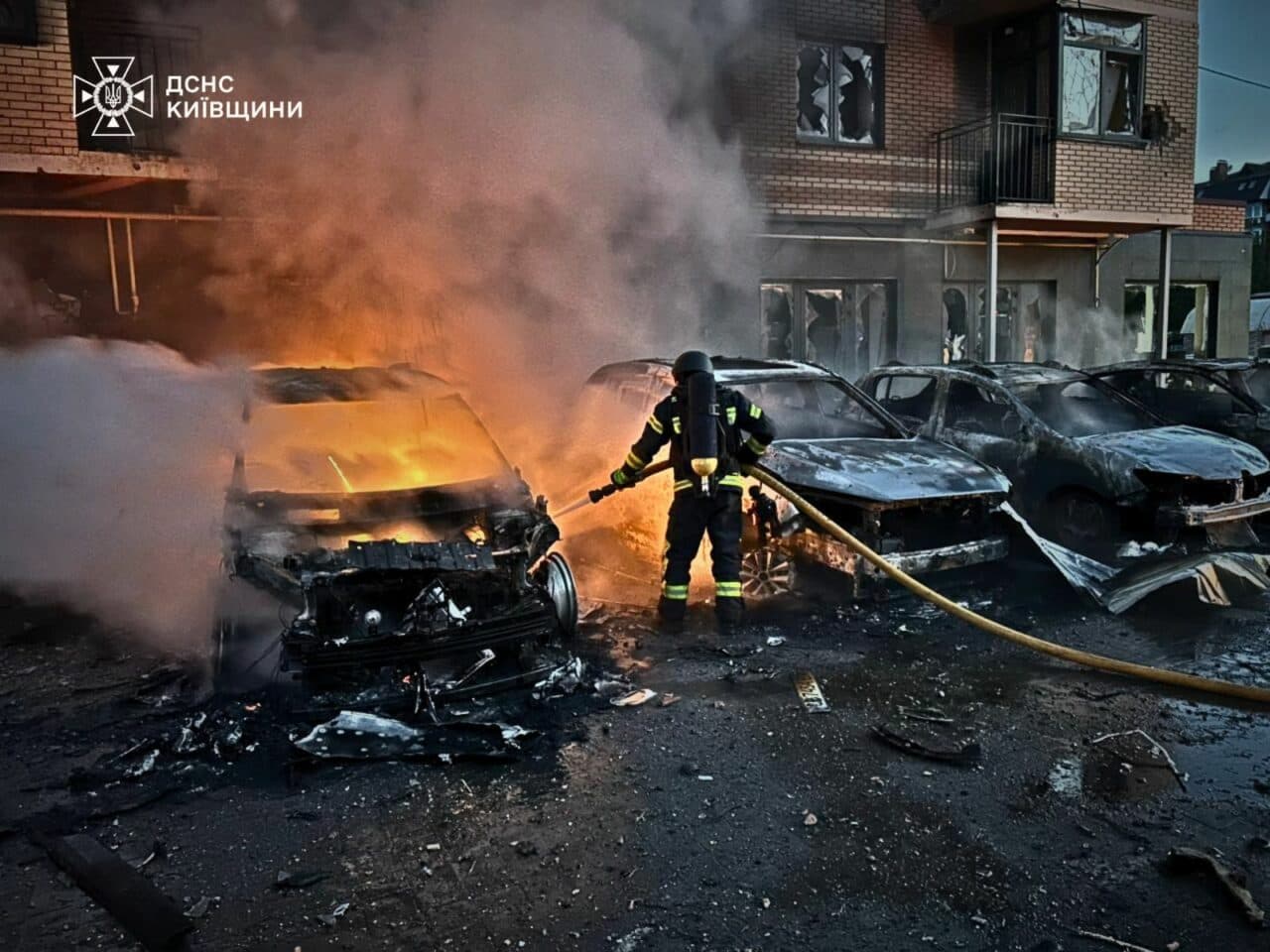 Război în Ucraina, ziua 1.559. Rusia a lovit Kievul cu rachete și drone. Explozii și o coloană mare de fum în oraș