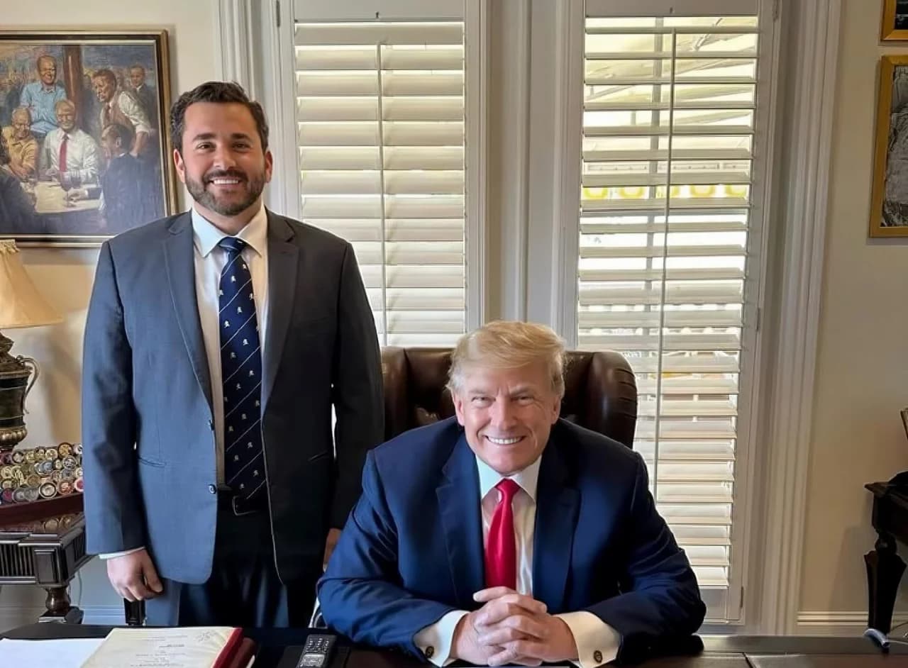 Emisarul lui Donald Trump, Nick Adams, vine la Forumul Economic de la Cluj Napoca, la invitaţia lui George Simion