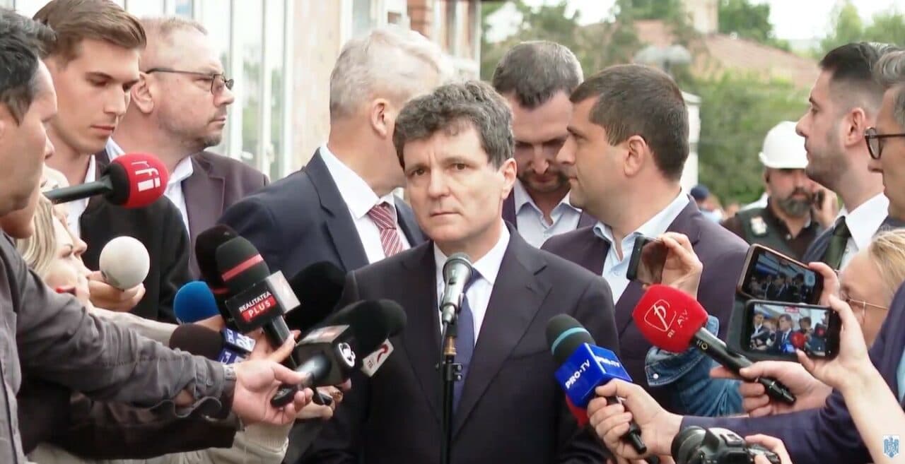 Nicușor Dan, huiduit la Galați, după ce a vizitat blocul pe care a căzut drona. Oamenii i-au strigat: “Demisia!”