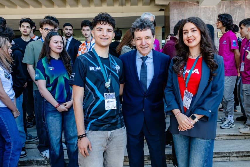Nicușor Dan îi felicită pe elevii din lotul național de robotică, învingători la Campionatul Mondial „FIRST Tech Challenge” din SUA