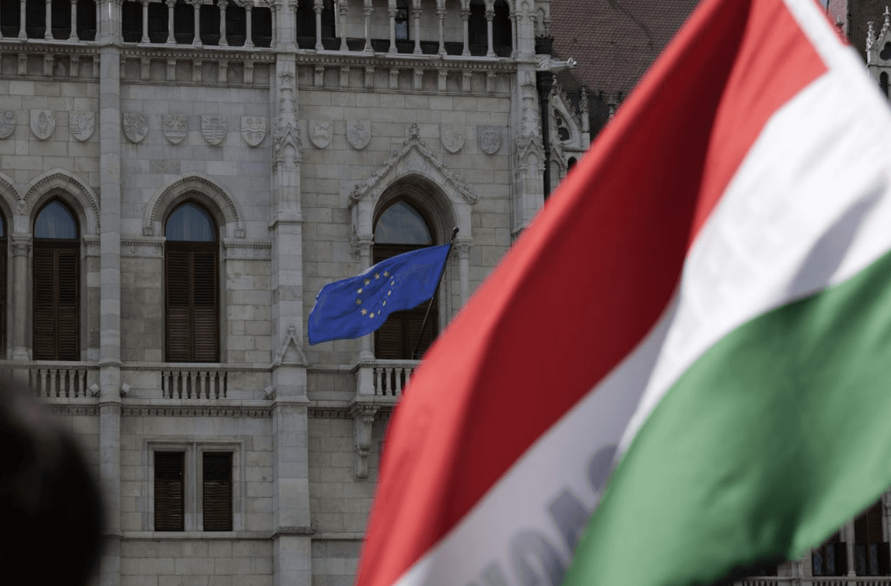„Schimbare de regim“ la Budapesta: După doisprezece ani, steagul Uniunii Europene a fost arborat din nou pe clădirea Parlamentului maghiar