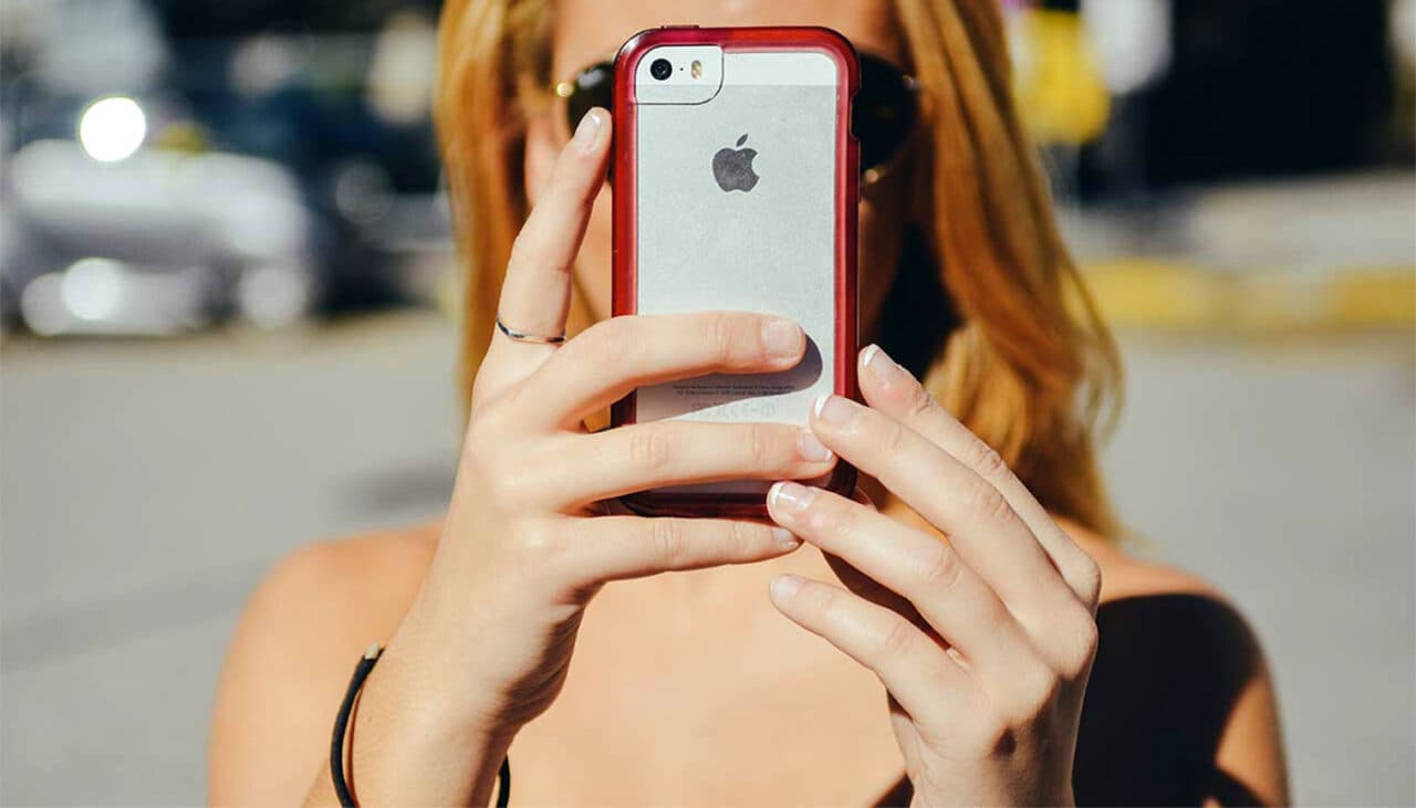 Ce fotografie generează Inteligența Artificială, dacă o rugăm să își facă un selfie