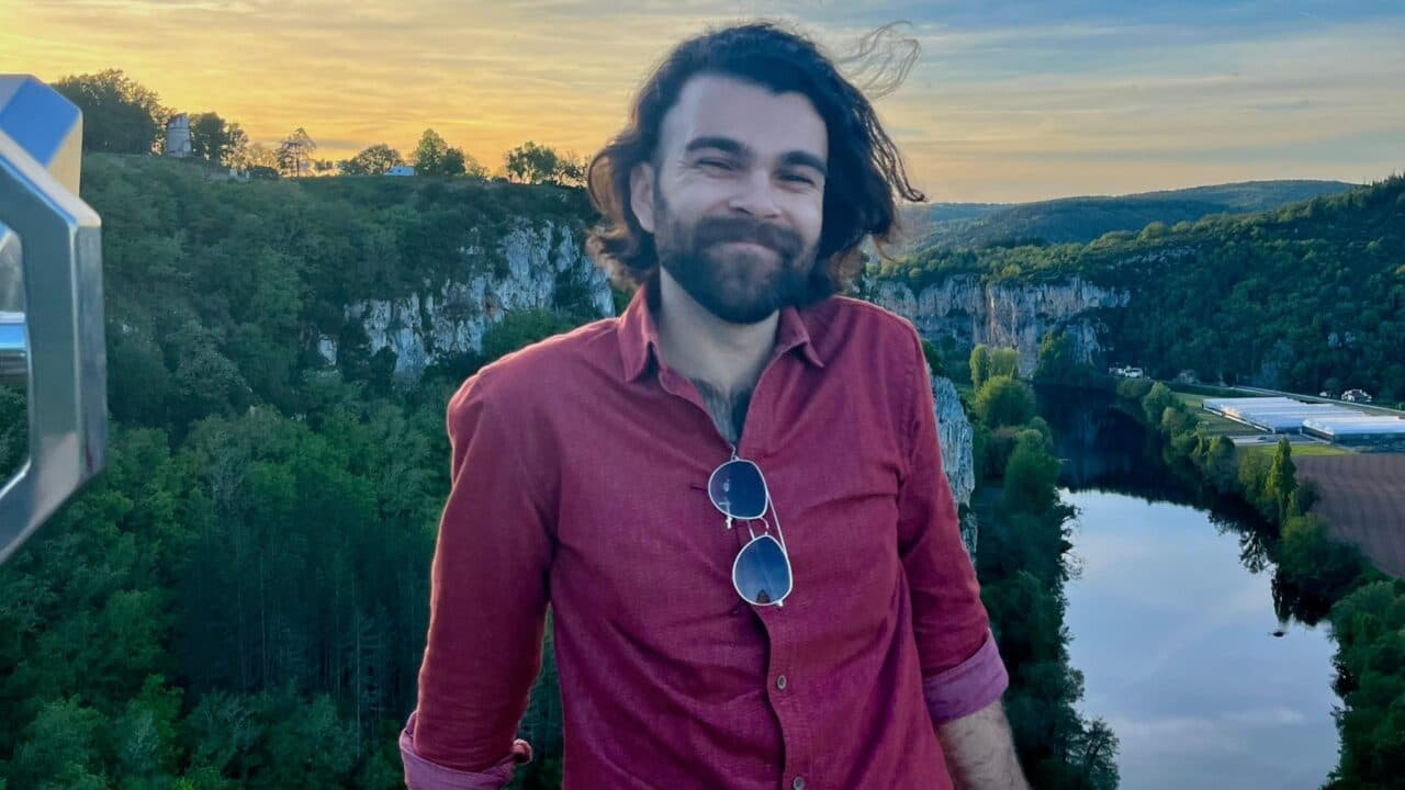 Crescut în Spania, inginerul Andrei își aduce prietenii străini să viziteze România. „Nu vreau să mă întorc aici doar ca turist”