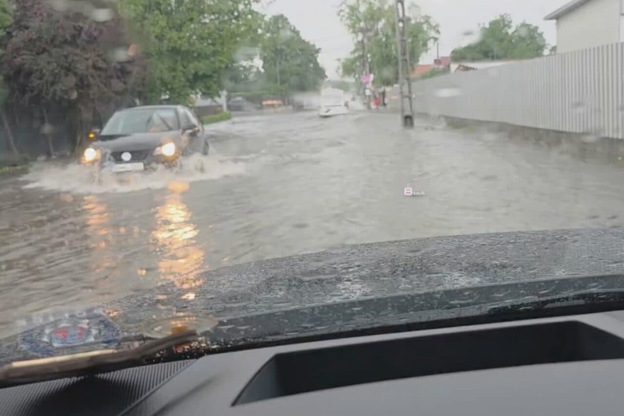 Bilanțul potopului de sâmbătă. Curți și locuințe inundate, drumuri blocate de aluviuni. Prahova, 80 de gospodării, izolate