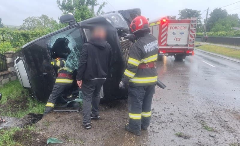 Accident la Suceava, cu implicarea unui microbuz din Republica Moldova. Cinci persoane au avut nevoie de îngrijiri medicale