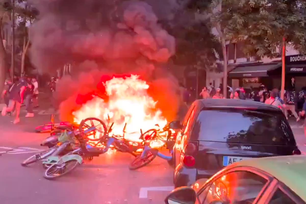 Haos pe străzile din Parisului după ce PSG a câștigat trofeul Champions League: un mort și 780 de arestări în Franța