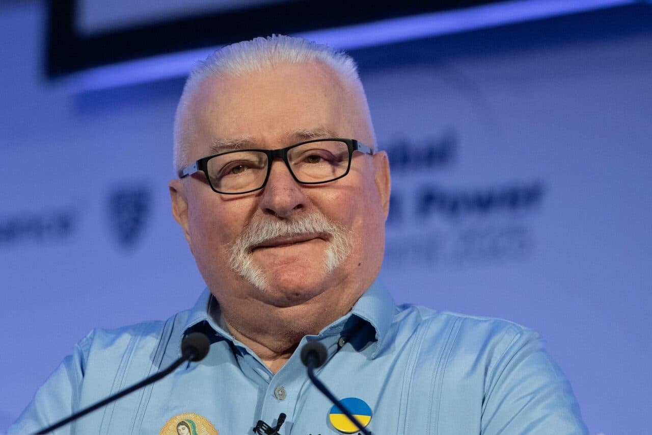 Nicușor Dan l-a decorat pe Lech Walesa, fost președinte al Poloniei și disident anticomunist, cu „Steaua României” în grad de Mare Cruce
