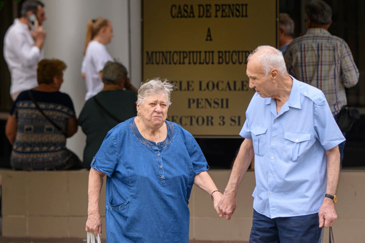 Când intră pensiile în iulie 2026. Anunț pentru pensionarii care primesc banii pe card