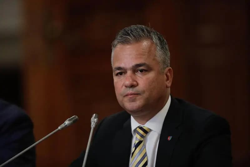 Ce prevede programul de guvernare Veștea. Principala preocupare, banii pentru înarmare. Surprize la educație și sănătate