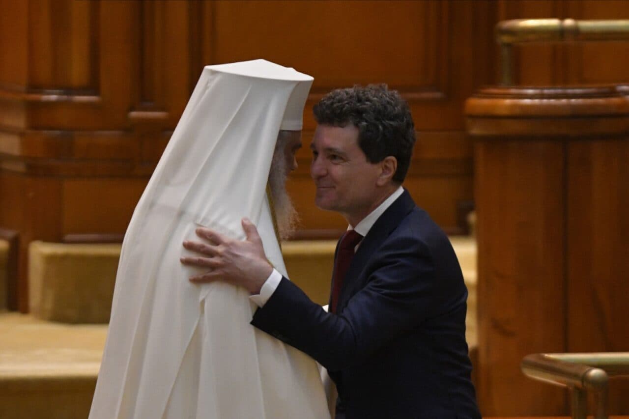 Propunere surpriză a unor parlamentari. Patriarhul Daniel să fie premierul desemnat de Nicușor Dan. Cum argumentează