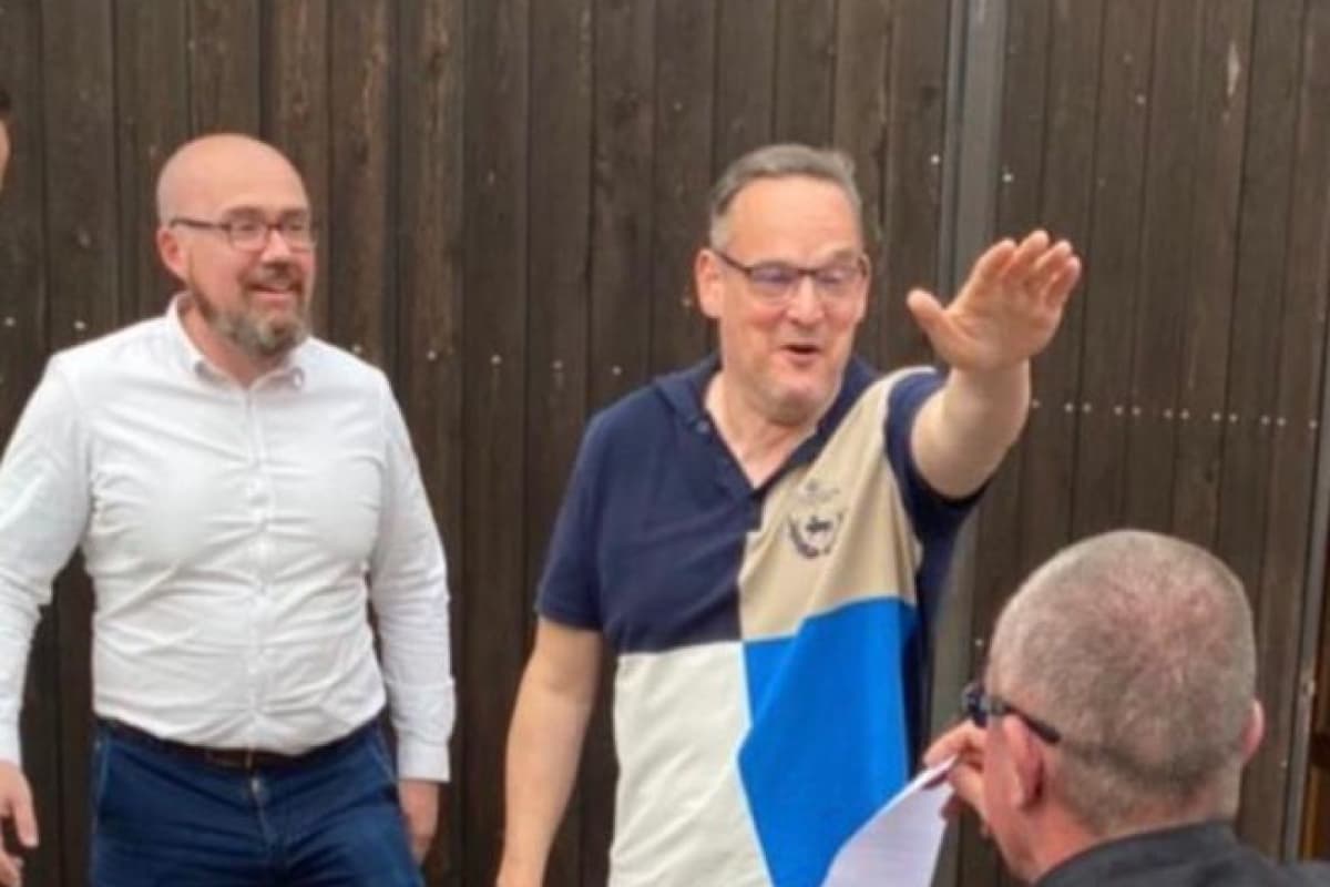 AfD, în centrul unui nou scandal, după ce un lider al formațiunii de extremă-dreapta din Germania a fost fotografiat făcând „salutul interzis”