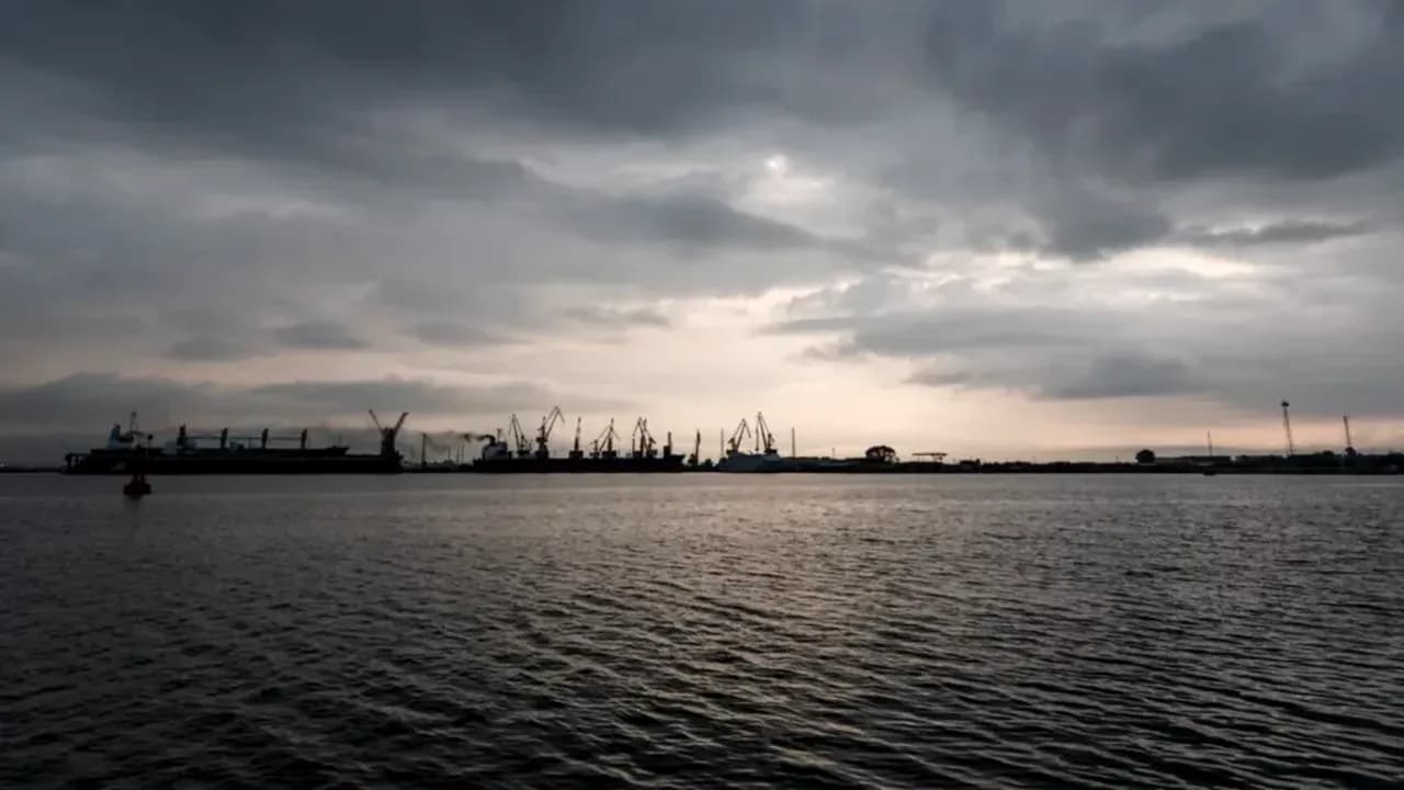 Midia Marine Terminal: Au fost gășiți și recuperați toți cei cinci marinari dispăruți după scufundarea remorcherului Astana în Portul Midia