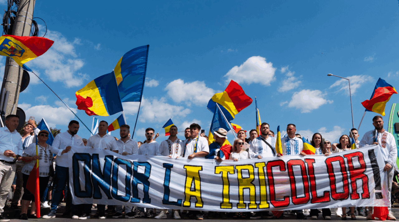 Peste 2.000 de români au sărbătorit Ziua Tricolorului la tradiţionalul Marş al Tricolorului organizat de AUR la Târgu Mureş