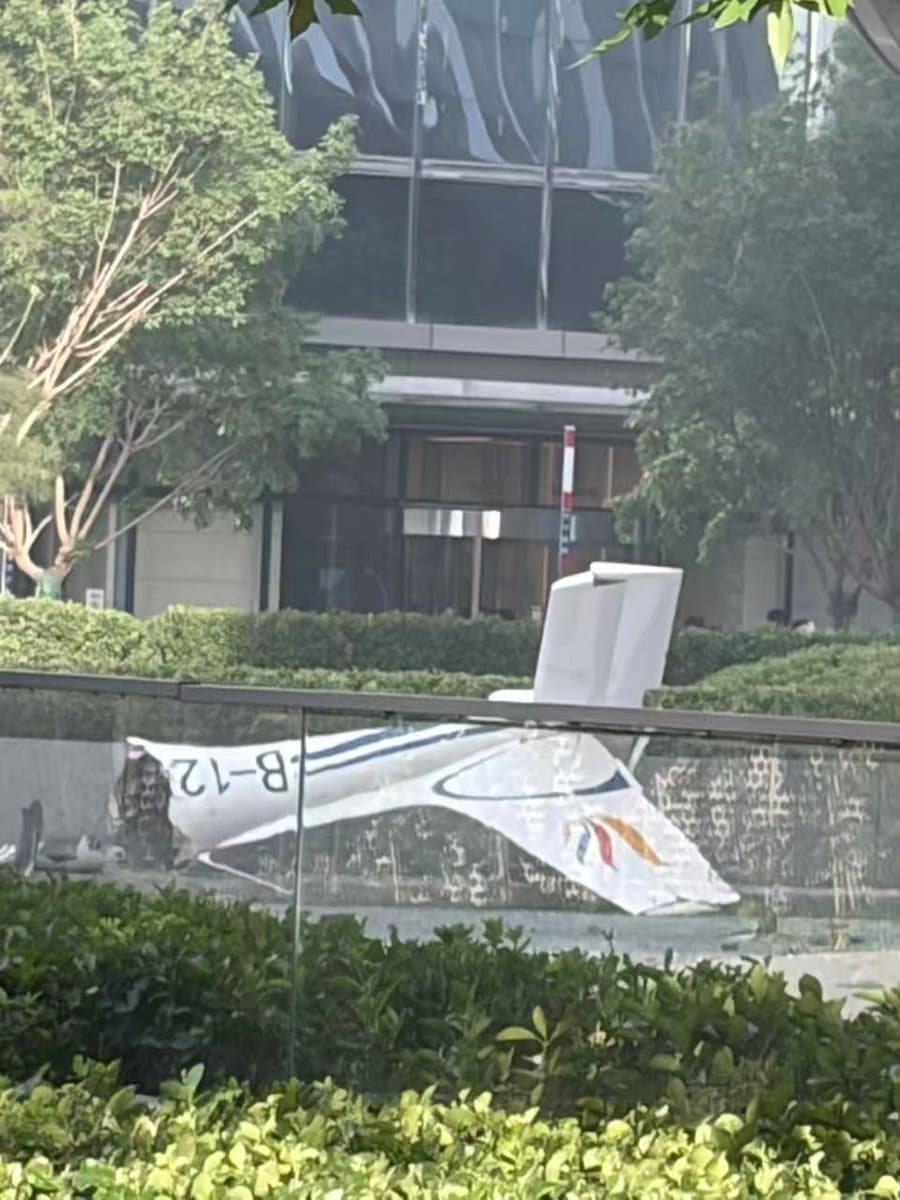 Un avion de mici dimensiuni s-a izbit de un zgârie-nori cu 109 etaje din Beijing
