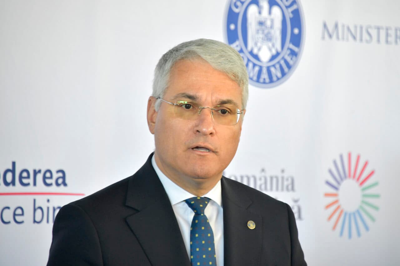 Ministrul demis Dragoș Pîslaru se plânge că nu a fost informat dinainte de perchezițiile procurorilor de la Azilele Groazei din Bihor. Ce acuză