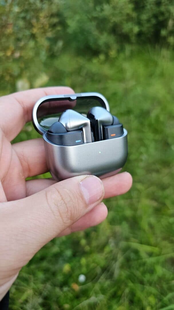 Căștile Samsung Galaxy Buds 3 Pro și Buds 4 Pro primesc update-uri de software
