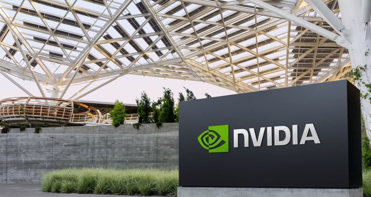 NVIDIA pregătește o nouă arhitectură de stocare pentru AI. Memoria flash ar putea deveni următorul pas după HBM