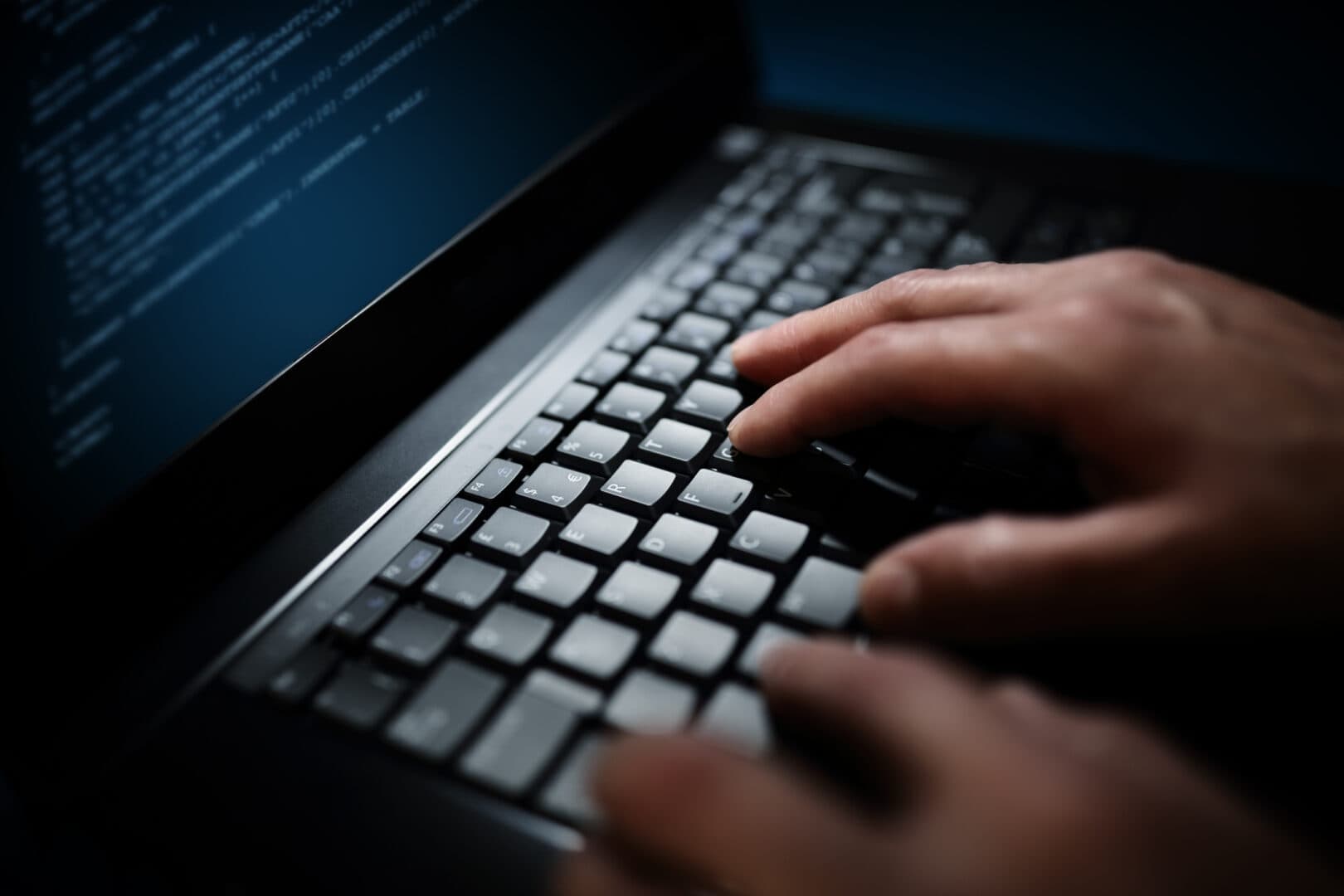 Microsoft a amenințat un cercetător în domeniul securității cu urmărirea penală din cauza unor rapoarte privind vulnerabilități, provocând un val de indignare în comunitatea de securitate cibernetică