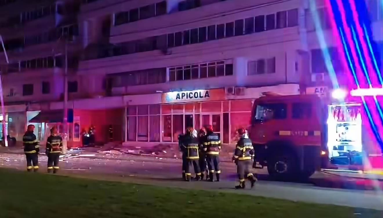 Foto-video / Dronă prăbușită peste un bloc din Galați. Explozie, incendiu și zeci de persoane evacuate