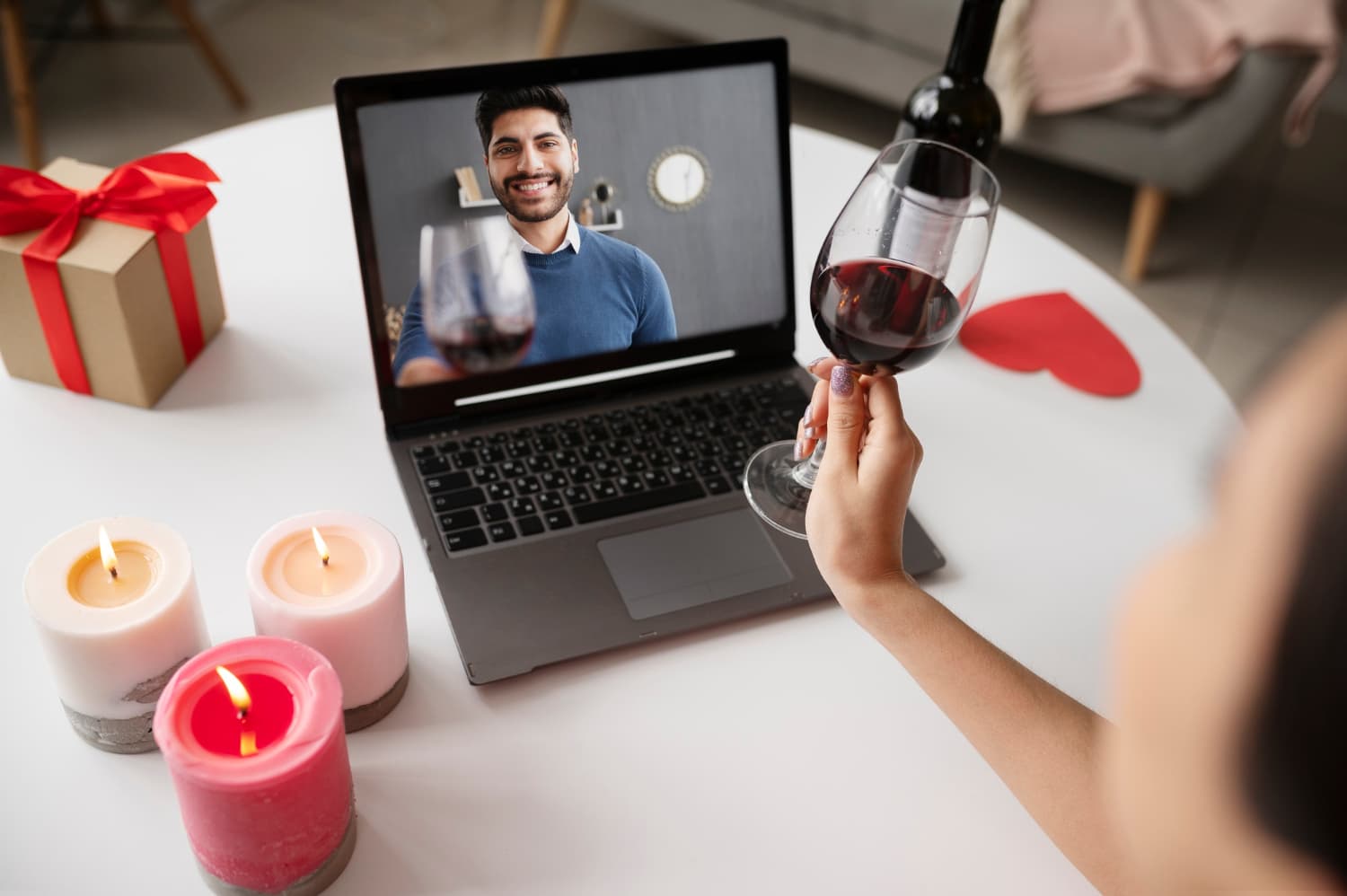 Capcana de pe Tinder: Cum funcționează șantajul sexual online