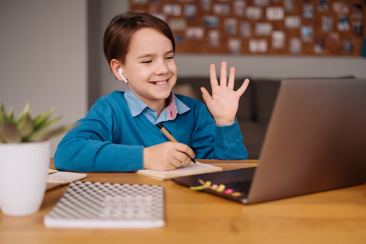 Marea Britanie vrea să introducă tutori cu inteligență artificială pentru copiii din medii defavorizate