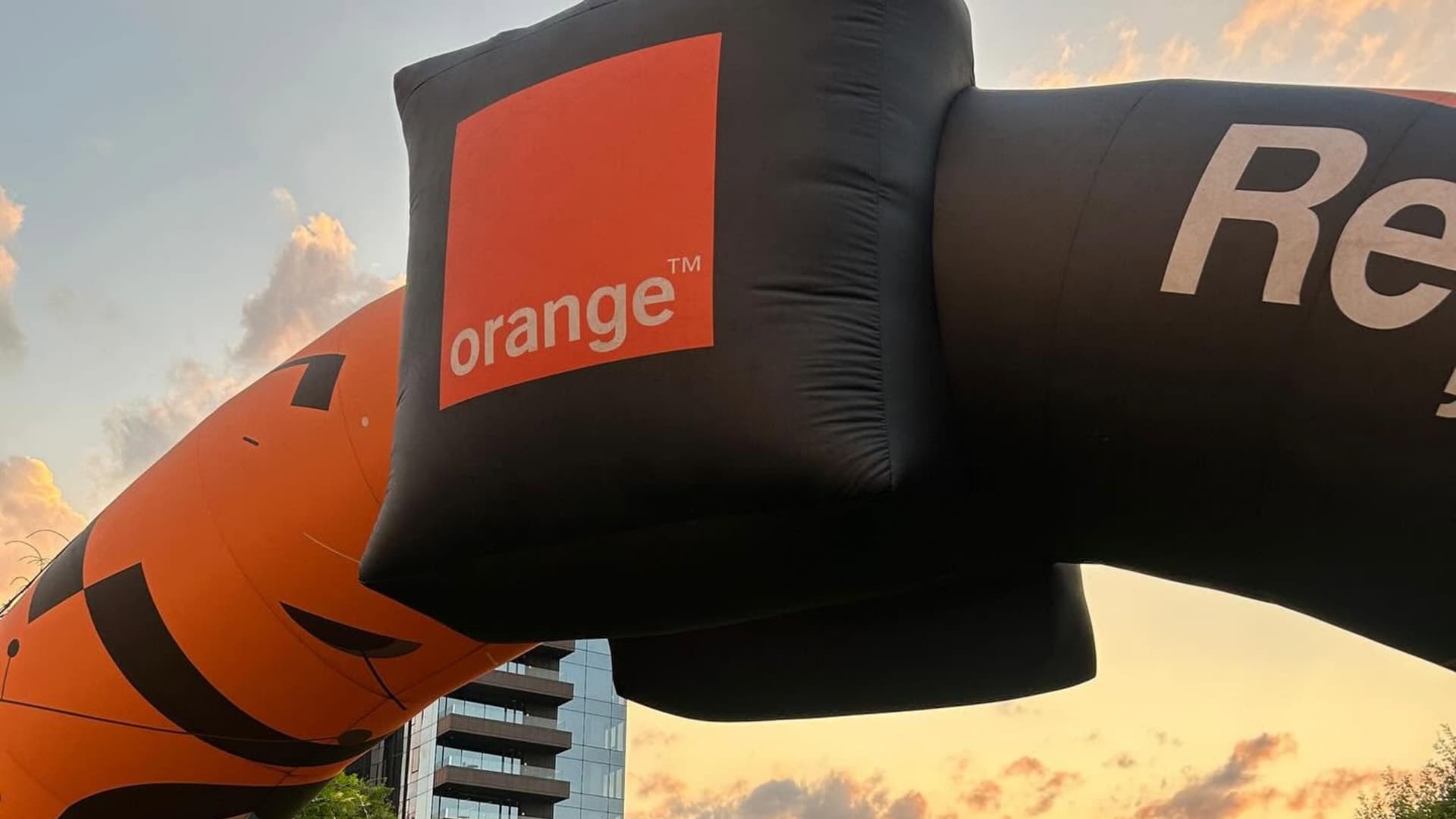 Orange ieftinește roamingul în afara UE. Tarife noi pentru abonamente și PrePay