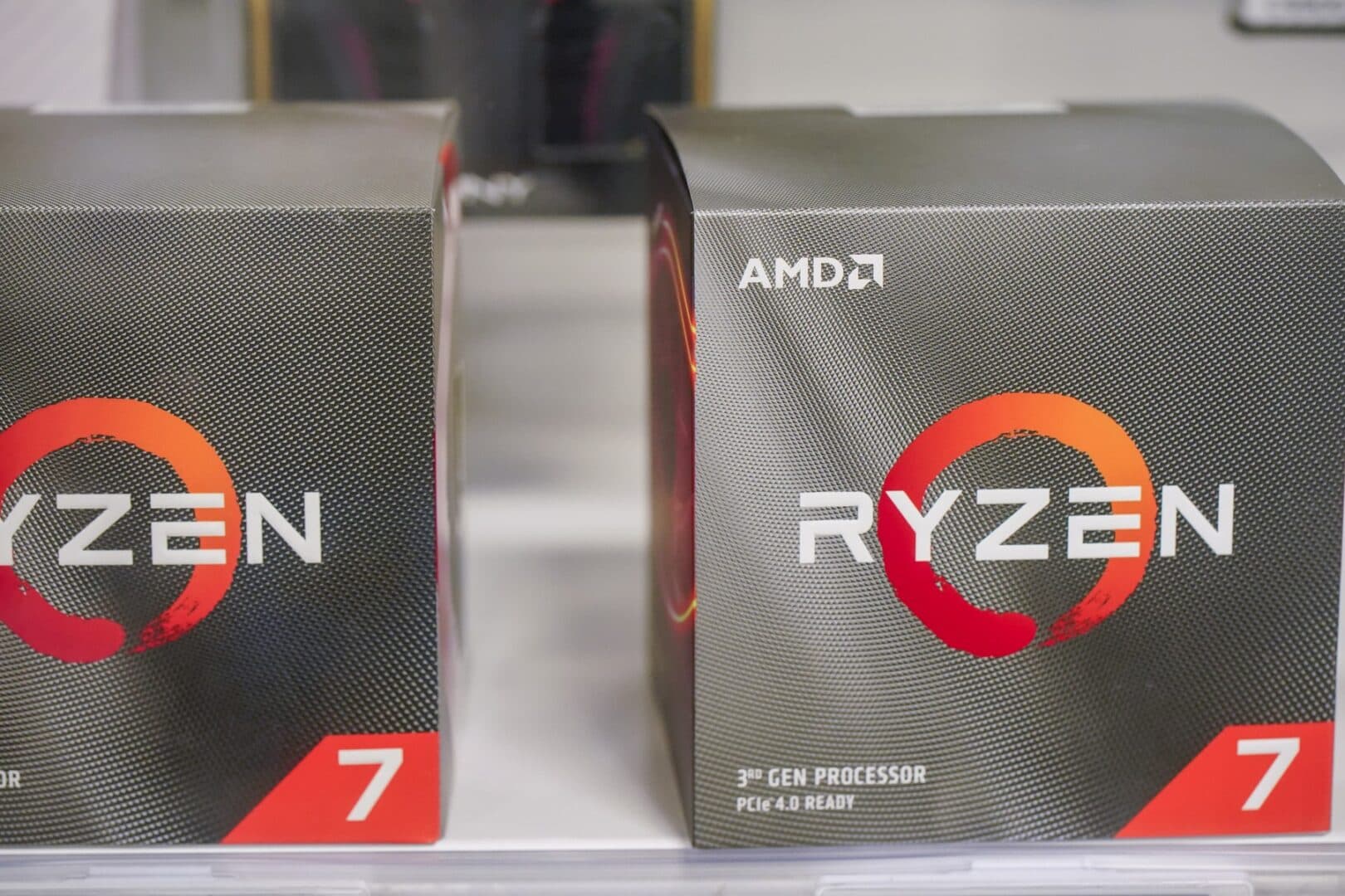 În urma reacțiilor negative ale utilizatorilor, AMD reintroduce criptarea memoriei în procesoarele destinate consumatorilor