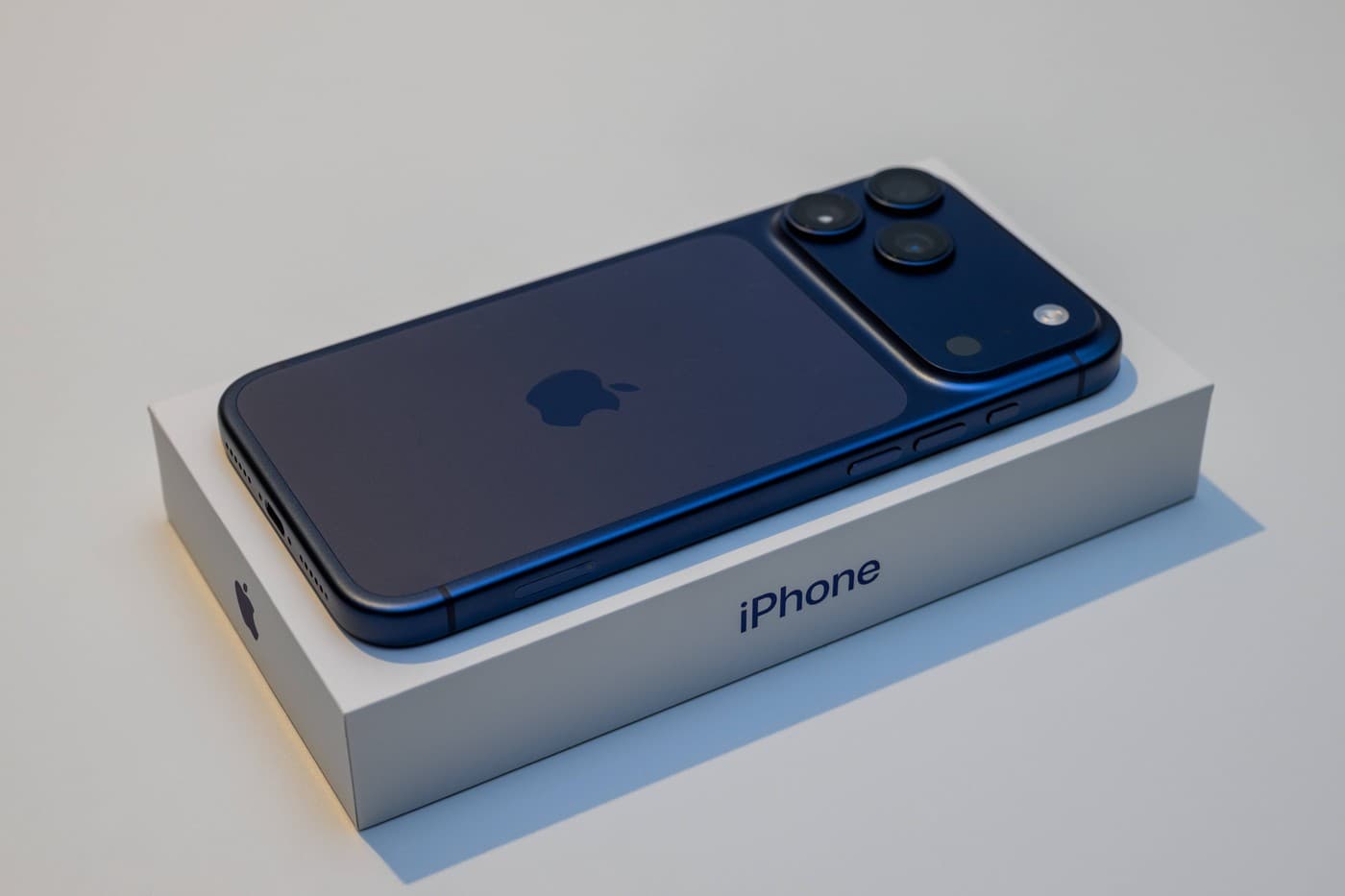 Comisia Europeană propune etichete mai detaliate pentru smartphone-uri, cu informații despre durabilitate și reparabilitate