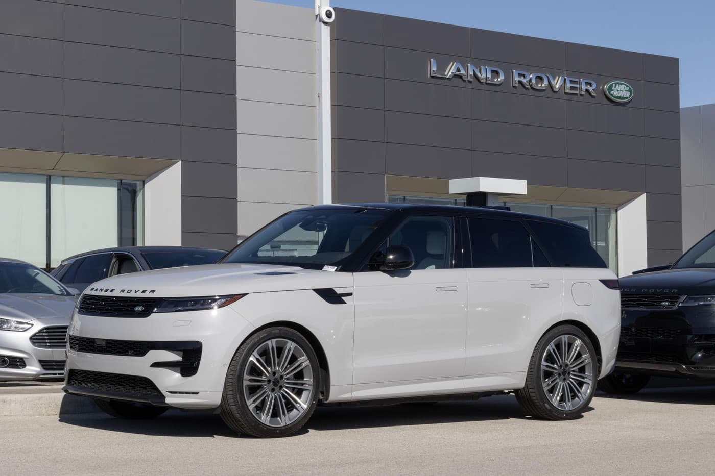 Hackeri ruși, responsabili de atacul asupra Jaguar Land Rover, care a costat economia britanică 2,5 mld. de dolari