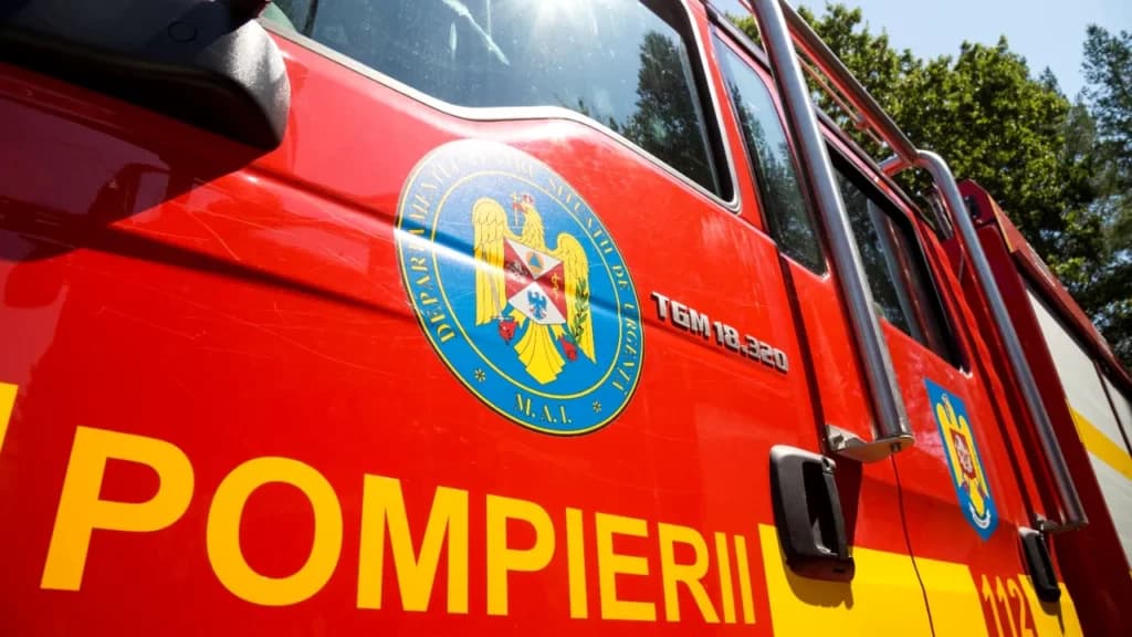 O autoutilitară a luat foc pe o stradă din Timișoara. Șoferul a fost găsit carbonizat
