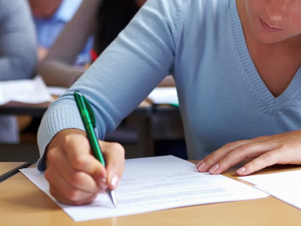 Simulare Bacalaureat 2026: elevii susțin proba obligatorie a profilului, la Matematică sau Istorie