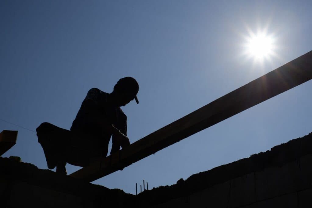 INS: Managerii din sectoarele de comerţ cu amănuntul şi construcţii estimează că preţurile vor crește în următoarele trei luni