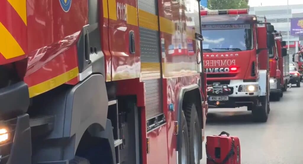Incendiu la o saună din Iași. Pompierii intervin pentru a împiedica propagarea focului la o cabană turistică