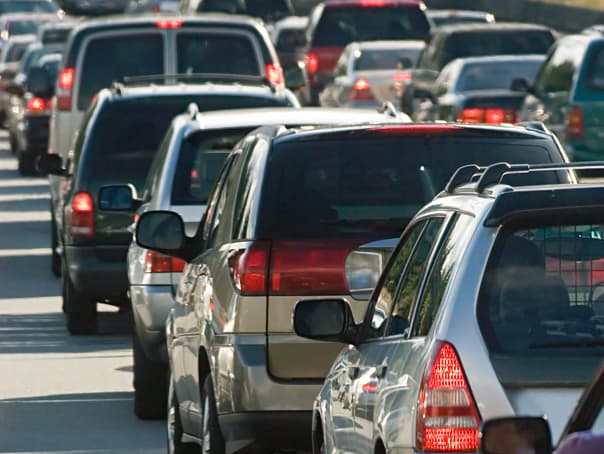 Trafic îngreunat pe DN1, la accesul spre Aeroportul Otopeni, după răsturnarea unei mașini