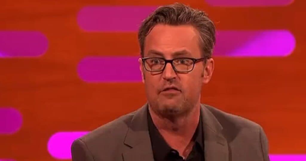 Asistentul personal al lui Matthew Perry (Chandler Bing din serialul Friends) a fost condamnat la trei ani și cinci luni de închisoare, după ce i-a administrat ketamină actorului înainte de moartea sa. A recunoscut că îi făcea injecții fără pregătire medicală și cunoscându-i problemele cu dependența.